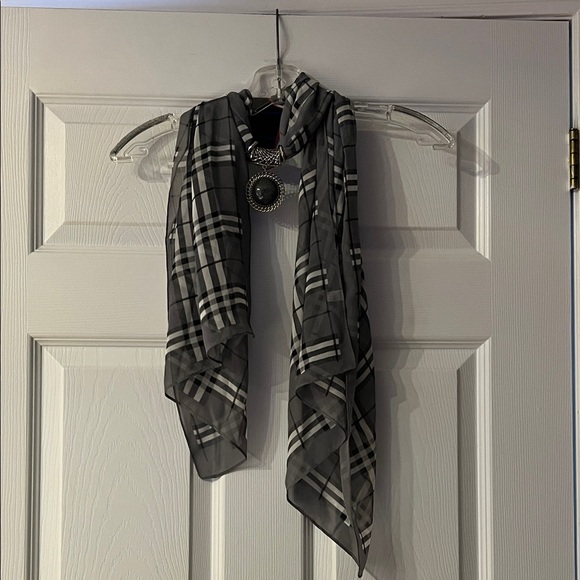 Accessories - Elegant Black and Gray Plaid Scarf